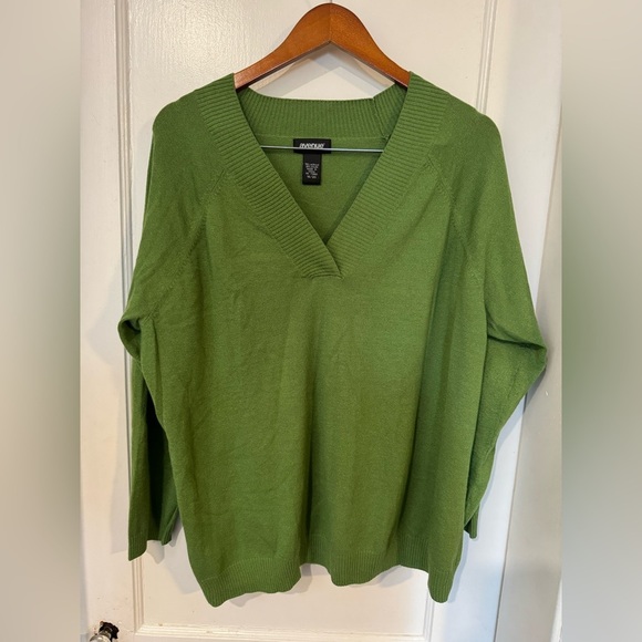 Avenue Green V-Neck Sweater Lightweight Knit - Picture 4 of 5